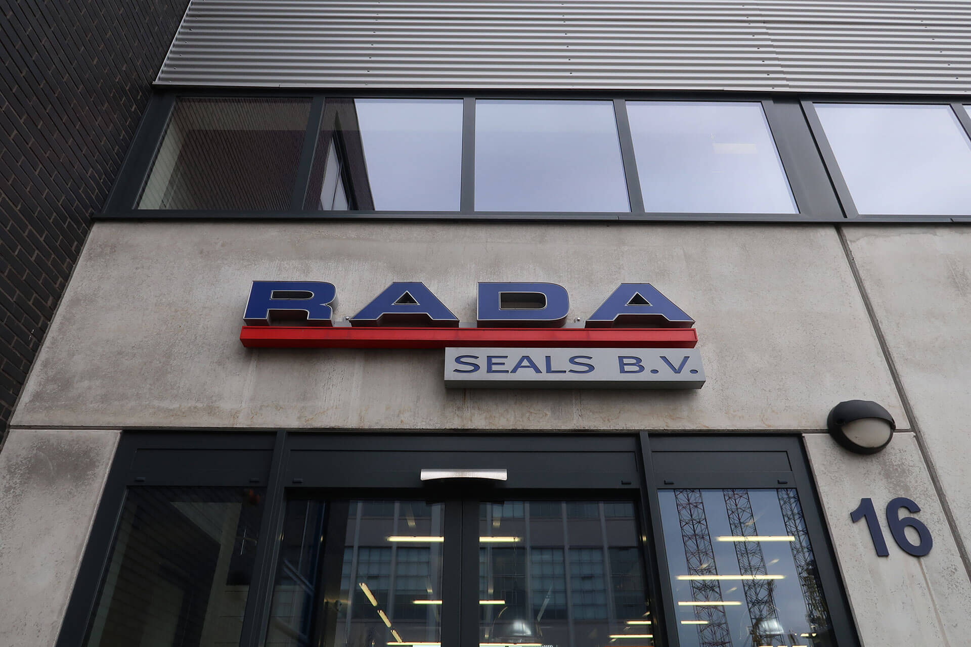 Rada seals voorgevel<br />
